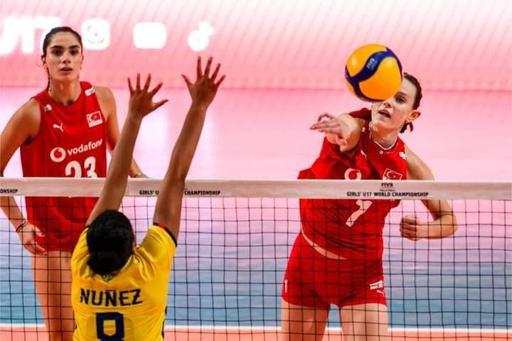 Yaşı 16 boyu 1.96 artık o da Filenin Sultanı: Kimdir bu Aylin Uysalcan? - Fotoğraf: 8