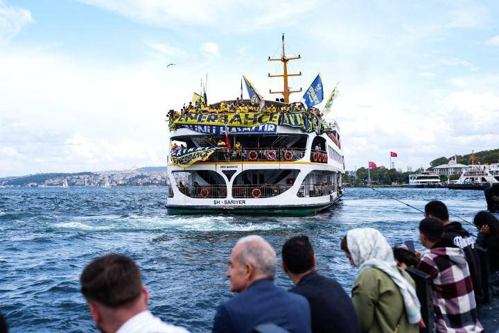Fenerbahçe taraftarı derbi ateşini Boğaz'ın ortasında yaktı - Fotoğraf: 5