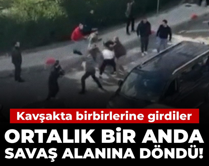 Kavşakta bir anda birbirlerine girdiler: Kafa attı, ortalık savaş alanına döndü!