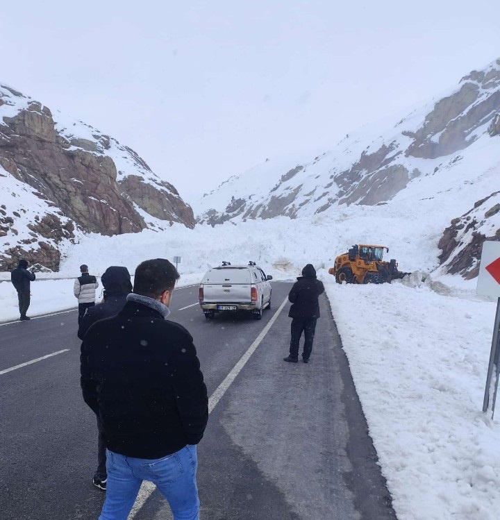 van-hakkari-kara-yoluna-cig-dustu-aracl-1233564-3668711.jpg