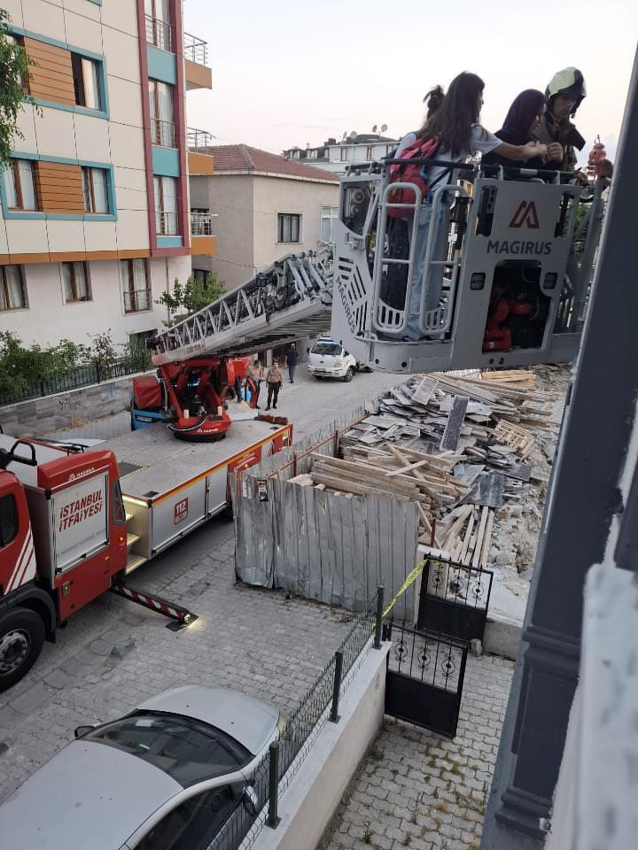Temel kazısı sırasında bahçede göçük: 29 kişi kurtarıldı - Resim : 1