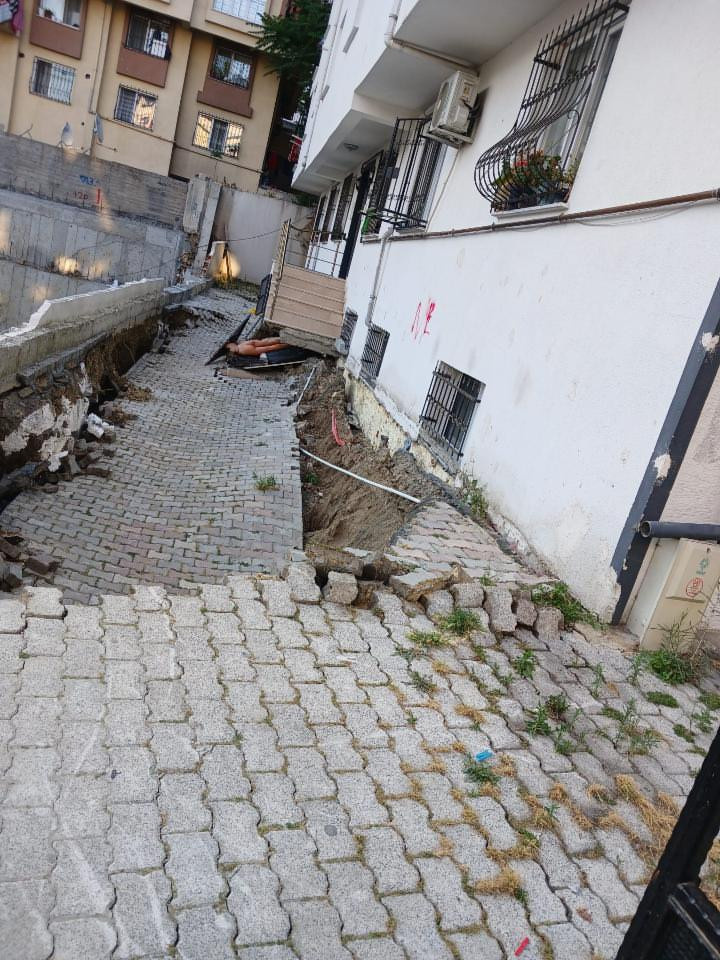 Temel kazısı sırasında bahçede göçük: 29 kişi kurtarıldı - Resim : 2
