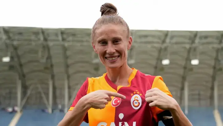 Galatasaray'ın kaptanı Galatasaray'da kaldı: İmzalar resmen atıldı - Resim : 2
