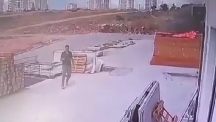 Küçücük bir kıvılcım 8 daireyi yuttu: Şanlıurfa'daki büyük yangının görüntüleri ortaya çıktı - Resim : 2