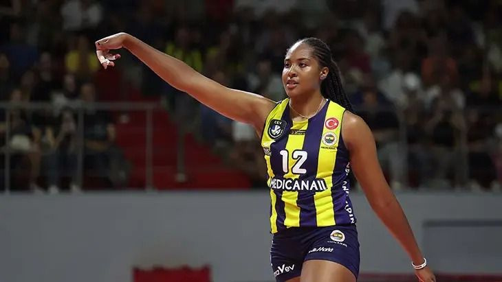 Fenerbahçe'nin yıldızı evlendi: Gelinliği göz kamaştırdı - Fotoğraf: 2