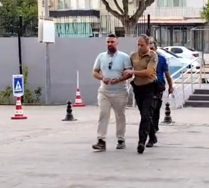 Ölen kişinin ehliyetiyle trafiğe çıktı: Çevirmeye takılınca koşarak kaçtı - Resim : 1