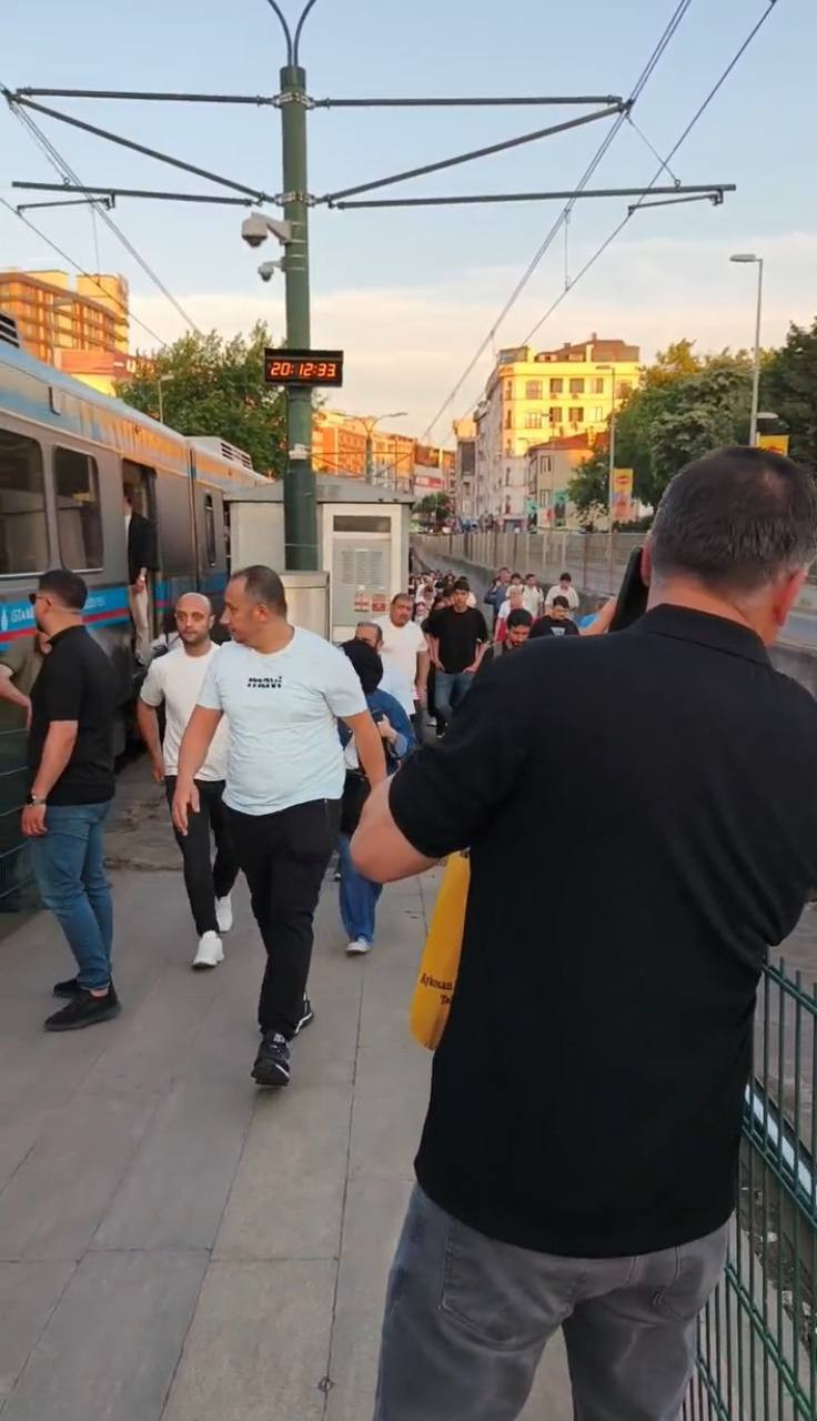 Gaziosmanpaşa'da tramvay trafosunda yangın: Seferler durdu, yolcular raylarda yürüdü! - Resim : 1