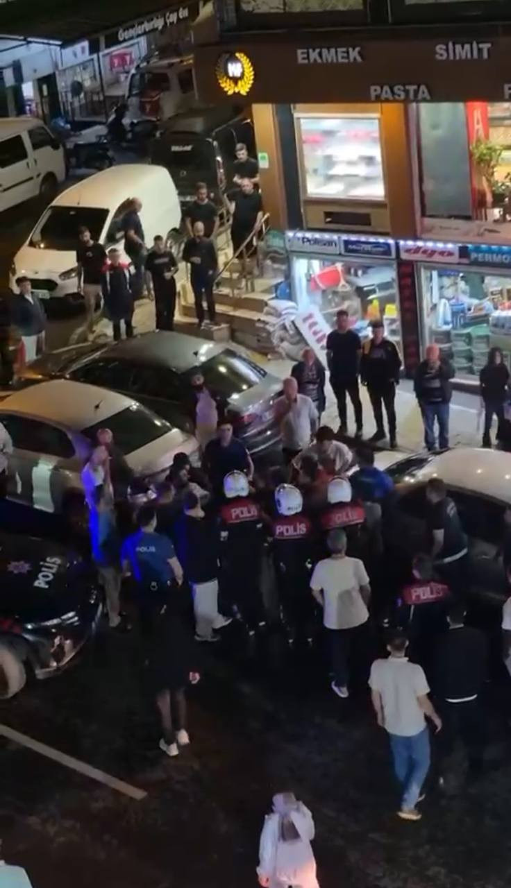 Uyarı sonrası sinirler gerildi! Zabıta ile esnaflar birbirine girdi - Resim : 4