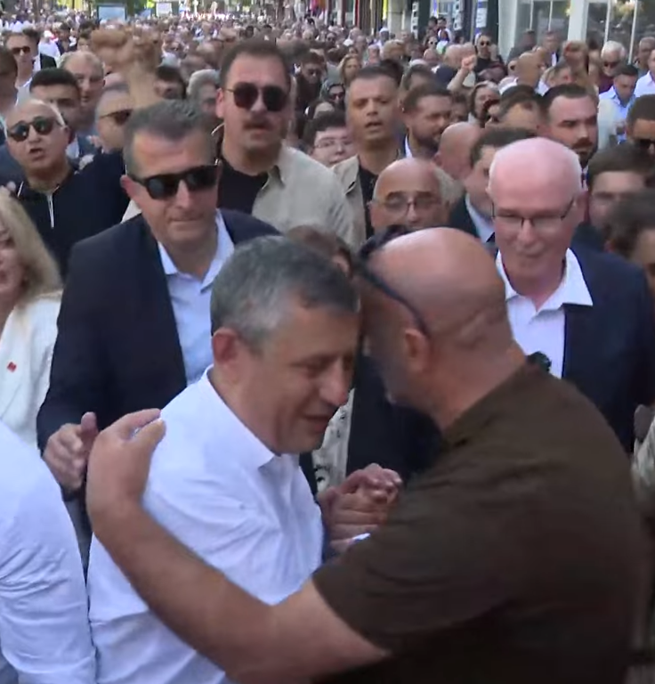 Özel'den tarihi Eskişehir yürüyüşü! Bir yanda gözyaşı diğer yanda 
