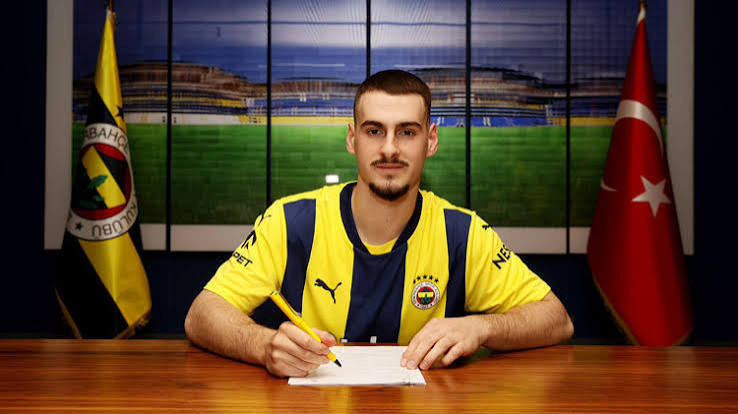 Fenerbahçe forması giymeden Kocaelispor'a gidiyor - Resim : 1