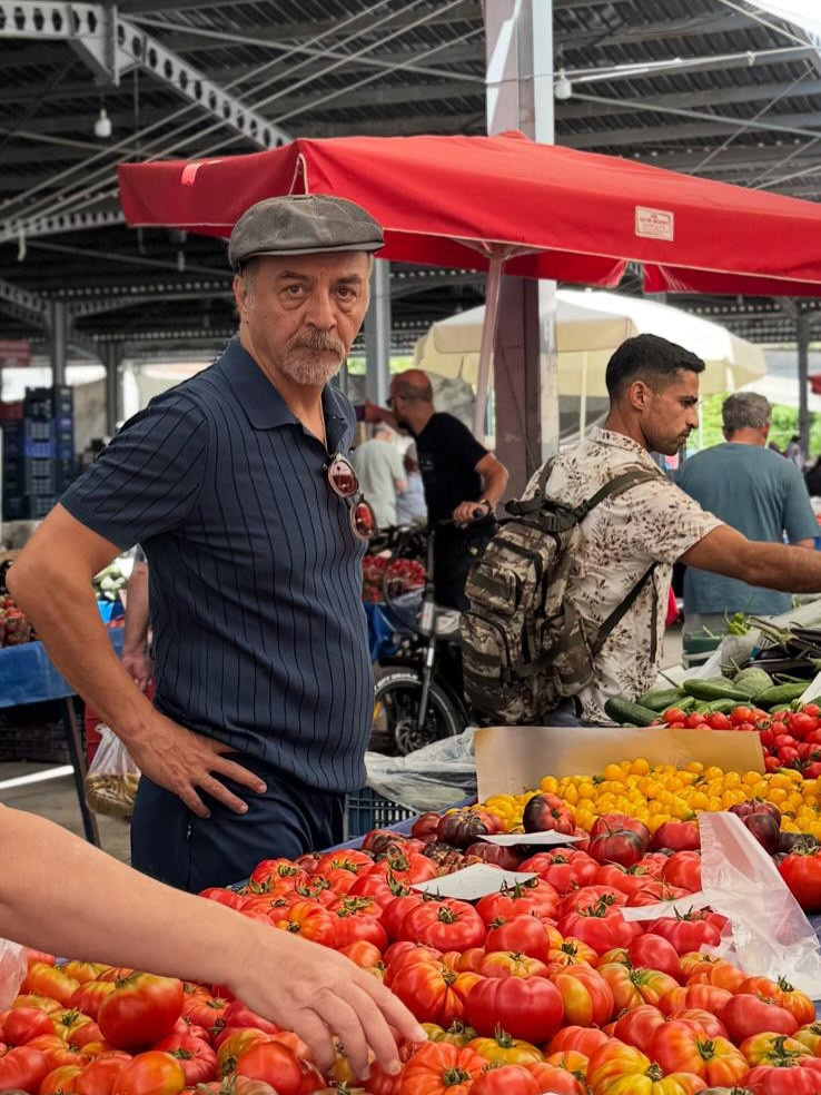 İstanbul'u terk eden Yılmaz Erdoğan pazarda ortaya çıktı!