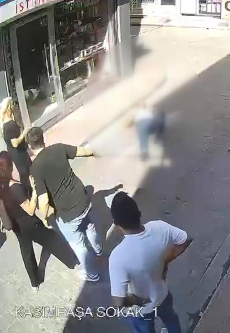 Taciz iddiasıyla linç edildi! Başına duba vuruldu, 3 yerinden bıçaklandı - Resim : 1