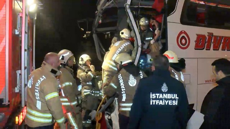 İstanbul'da Korkunç Kaza! Otobüsle TIR Çarpıştı