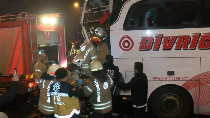 İstanbul'da Korkunç Kaza! Otobüsle TIR Çarpıştı