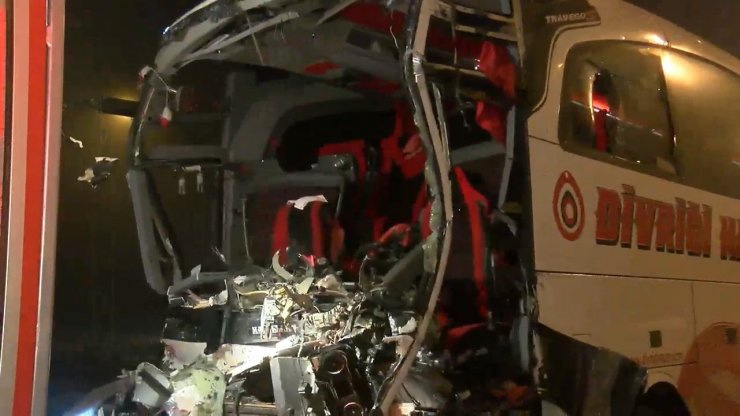 İstanbul'da Korkunç Kaza! Otobüsle TIR Çarpıştı