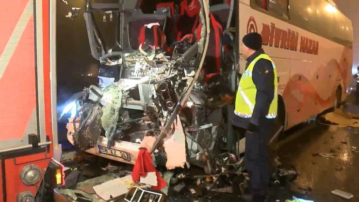 İstanbul'da Korkunç Kaza! Otobüsle TIR Çarpıştı