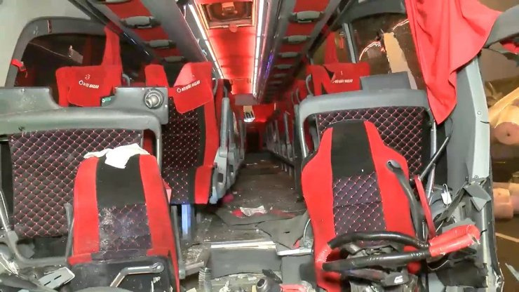 İstanbul'da Korkunç Kaza! Otobüsle TIR Çarpıştı