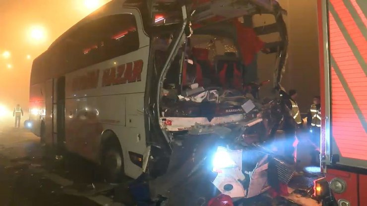 İstanbul'da Korkunç Kaza! Otobüsle TIR Çarpıştı