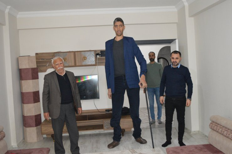 15 Yıldır Unvanını Kaptırmadı: Dünyanın En Uzun Boylu Adamı!