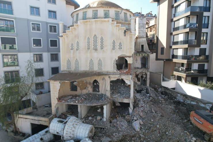 Riskli Cami Yıkılıyor