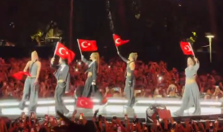 Manifest son konserinde gözyaşlarına boğuldu - Resim : 4
