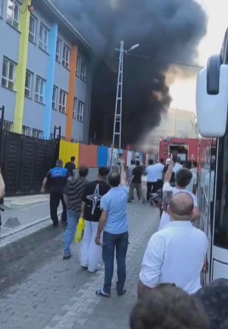3 katlı okul binasında yangın çıktı! Korkutan yangın söndürüldü - Resim : 1