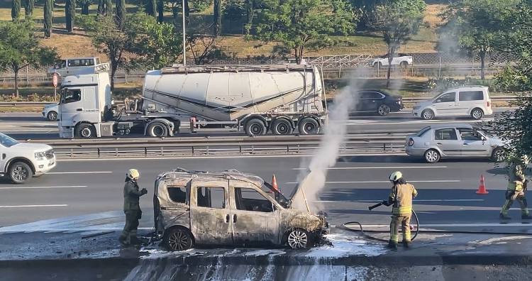 İstanbul'da seyir halindeki araç alev aldı - Resim : 3