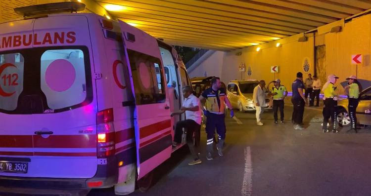 Bakırköy'de iki araç çarpıştı: 5 kişi yaralandı - Resim : 1
