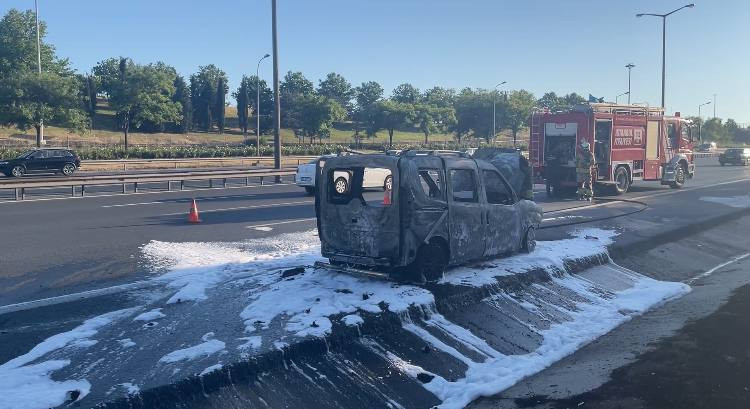 İstanbul'da seyir halindeki araç alev aldı - Resim : 2