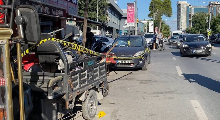 'Laf atma' dehşeti: Kavgayı ayırmak isteyen esnaf vuruldu - Resim : 1