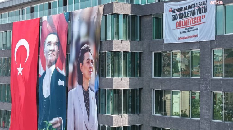 Sinem Dedetaş'ın posteri ve sözleri gece yarısı belediye binasından indirildi - Resim : 2
