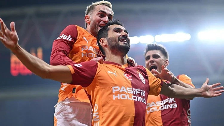 Galatasaray'da flaş karar: Kaptanlığı alınacak yollar ayrılacak! - Fotoğraf: 9