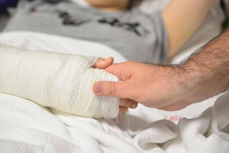 12. kattan düşüp ölümden döndü! Ecrin’in ilk isteği yürekleri dağladı - Fotoğraf: 3