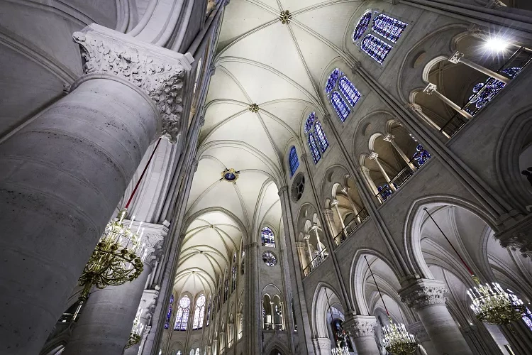 notre-dame-katedrali-helin-yilmaz-icerisi.webp