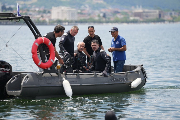 Murat Kurum dalış yapsın diye tonlarca çamuru dere yatağına boşalttılar - Resim : 1