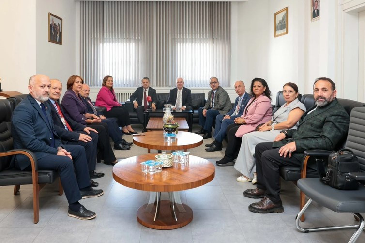 Burcu Köksal'dan Atatürk fotoğrafının yerine Erdoğan fotoğrafı - Resim : 4