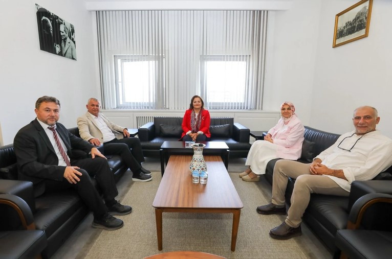 Burcu Köksal'dan Atatürk fotoğrafının yerine Erdoğan fotoğrafı - Resim : 2
