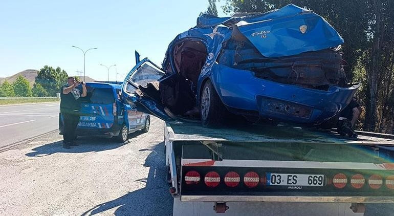 Katliam gibi kaza: Uzman çavuş, eşi ve 8 aylık bebekleri hayatını kaybetti - Resim : 1