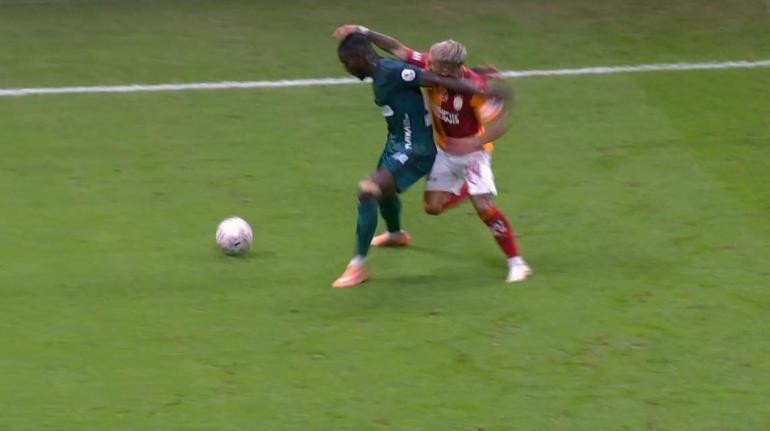 Galatasaray maçındaki kural dışı müdahale: Trio'da açıklandı - Fotoğraf: 9