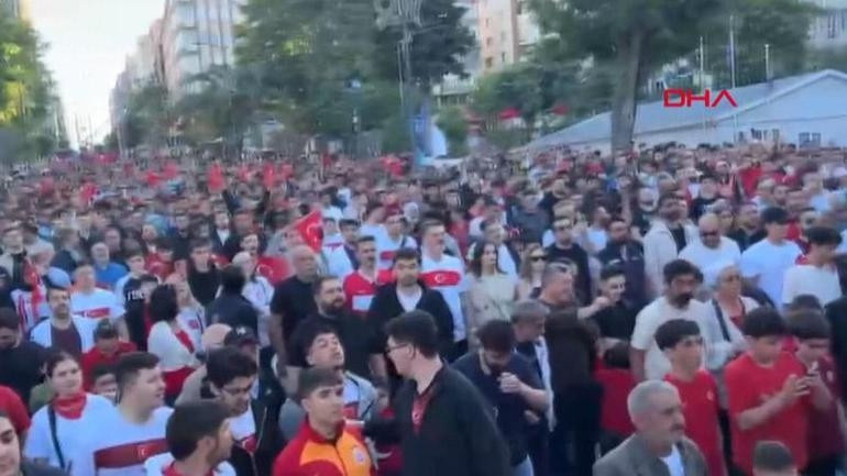 24 yıllık hasret sabahın 7'sinde bitti: Milli maç için meydanlara akın ettiler - Resim : 2
