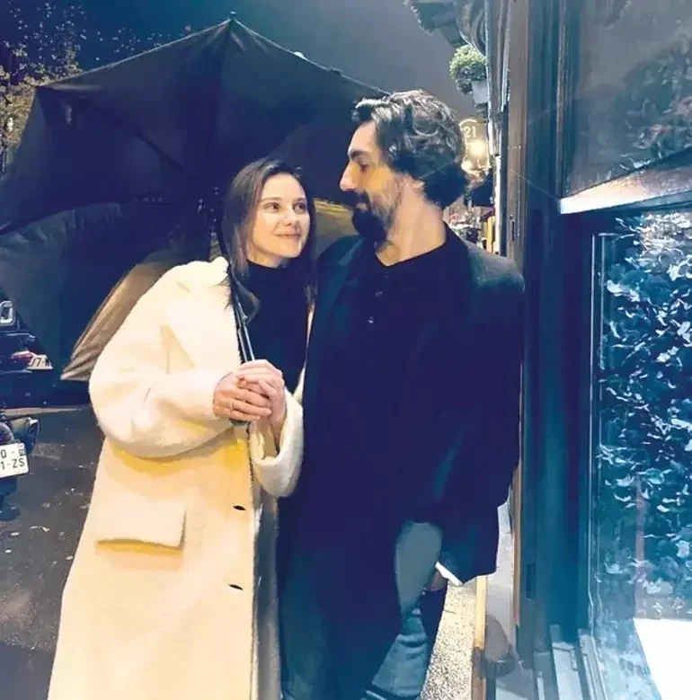 Ünlü çift Paris’te nişanlandı: Düğün tarihleri de belli oldu!