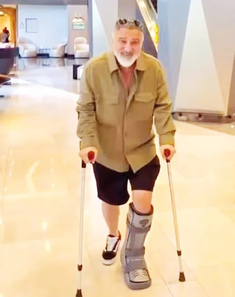 Cengiz Bozkurt’tan koltuk değnekli paylaşım: Son durumunu açıkladı - Resim : 1
