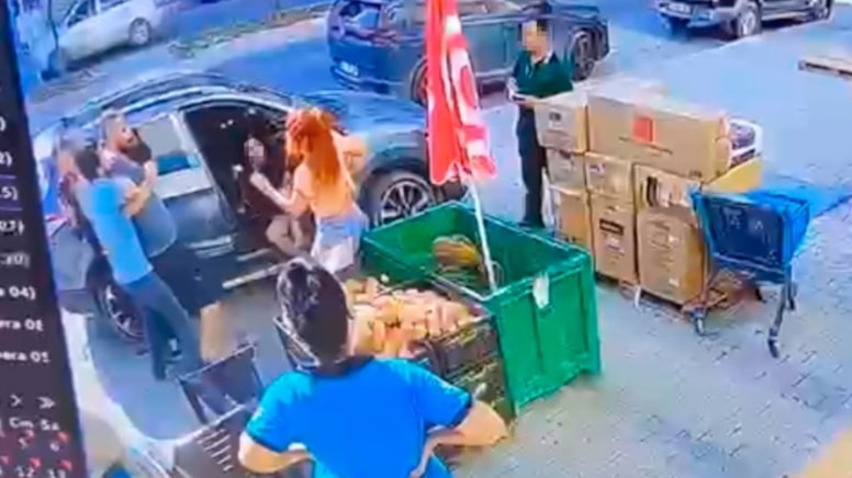 Kadını kurtaran kadına da saldırdı! Kamera önündeki dehşetin faili hala sokaklarda - Resim : 1