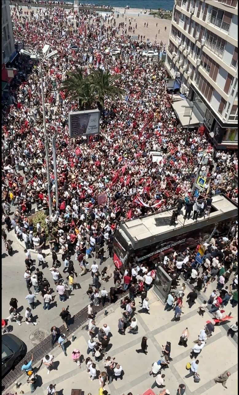 ÖZGÜR ÖZEL'İN KONUŞACAĞI OTOBÜS CUMHURİYET BULVARI'NDA