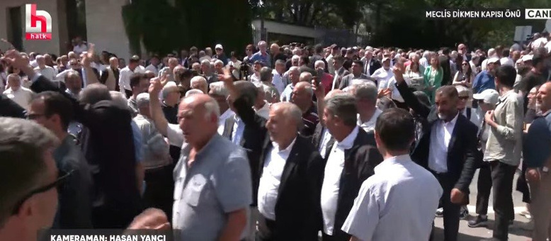 DEM PARTİLİLER GEÇERKEN İKİ GRUP DA ALKIŞLADI