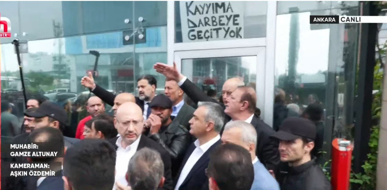 "KAYYUMA DARBEYE GEÇİT YOK" PANKARTI ASILDI