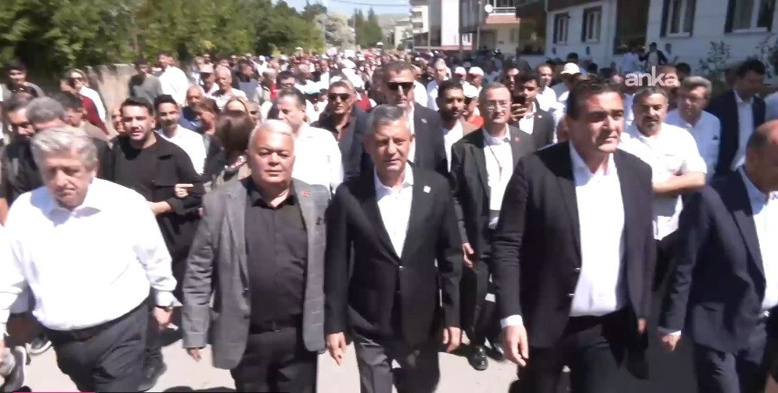 ÖZGÜR ÖZEL MADIMAK KORTEJİNDE