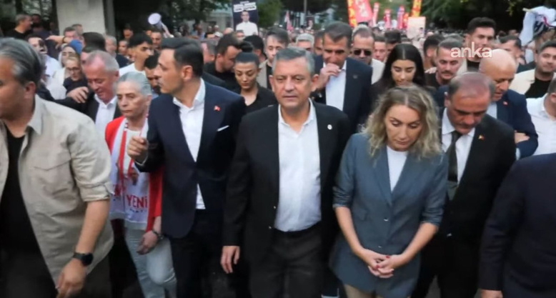 YÜRÜYÜŞ BELEDİYE ÖNÜNDEN BAŞLADI