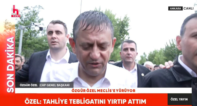 YAĞMUR ALTINDA YÜRÜMEYE DEVAM EDİYOR