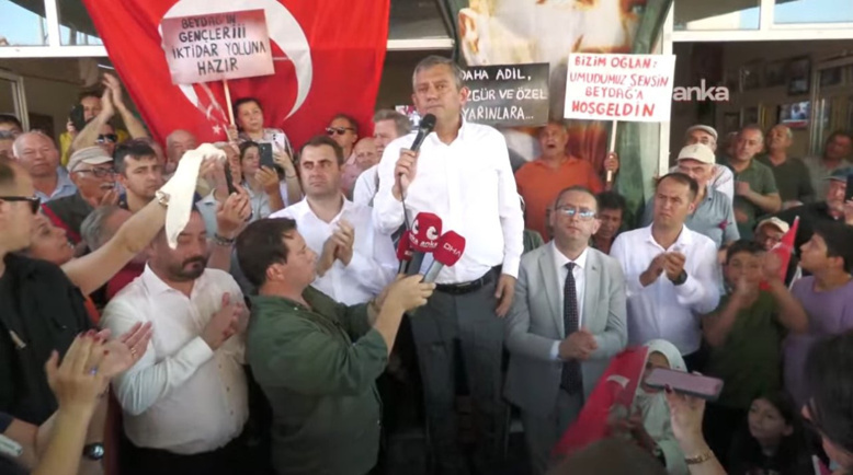 "BU SANDALYEYİ SAKLAYIN İKTİDAR OLARAK GELECEĞİM!"